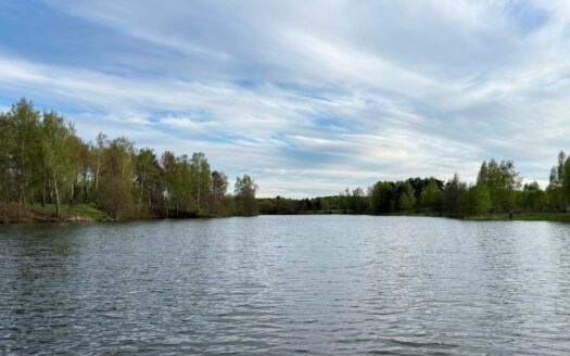 Предлагаю купить участок на берегу озера 100 метров до воды за 450 000 руб