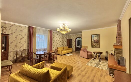 Большой дом в коттеджном поселке Товарково