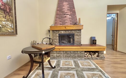 Большой дом в коттеджном поселке Товарково