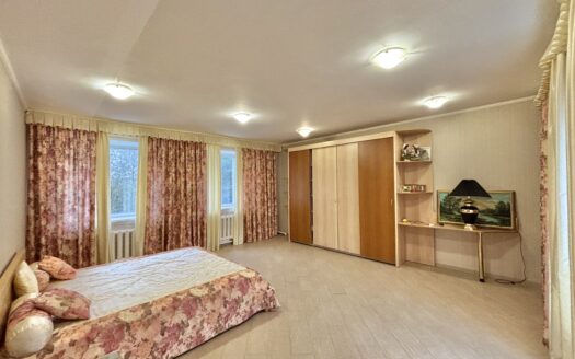 Большой дом в коттеджном поселке Товарково