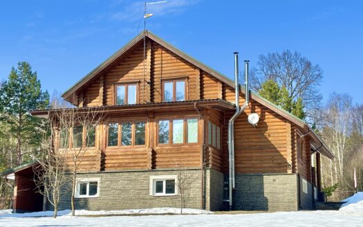 Дом из Бревна в Окружение Хвойных Лесов, Первая Линия Реки Угра