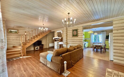 Дом из Бревна в Окружение Хвойных Лесов, Первая Линия Реки Угра